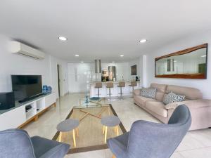 圣克鲁斯-德特内里费Apartamento Tenerife Vista Bella的客厅配有沙发和桌子