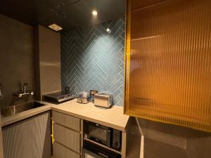 新德里EMPIRE PLATINUM SUITES的厨房配有带微波炉的台面