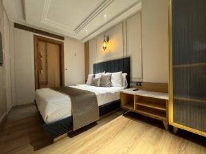新德里EMPIRE PLATINUM SUITES的酒店客房,配有床和镜子