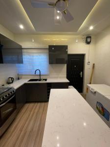 EjisuCalm Luxurious Home的厨房配有水槽和吊扇
