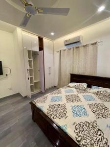 EjisuCalm Luxurious Home的一间卧室配有一张大床和吊扇