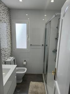 科拉雷侯Apartamento Corralejo的浴室配有卫生间、盥洗盆和淋浴。