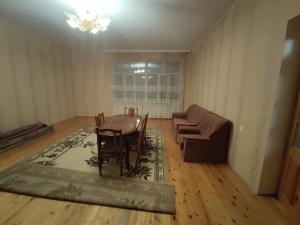 舍基Sheki city villa的客厅配有桌椅和沙发