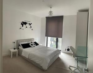 伦敦Perfect flat next to Wembley Stadium的白色的卧室设有床和窗户