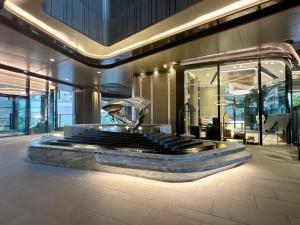 香港香港將軍澳歐式風格3房2廳高級公寓的大厅,大楼中央有一个喷泉