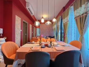 香港香港將軍澳歐式風格3房2廳高級公寓的用餐室配有带橙色椅子的桌子