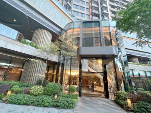 香港香港將軍澳歐式風格3房2廳高級公寓的城市中带旋转门的建筑