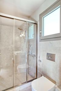 AspiotádesKumquart estate- Kumquat的一间带玻璃淋浴和卫生间的浴室