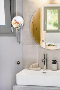 AspiotádesKumquart estate- Kumquat的一间带水槽和镜子的浴室