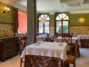 Cabezón de LiébanaHotel Finca Malvasia的用餐室设有桌椅和窗户。