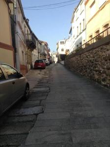 NedaSobre la villa 12的大楼一侧的小巷,有车辆停放