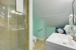 基韦斯特Traveler's Palm by Brightwild的带淋浴、盥洗盆和卫生间的浴室