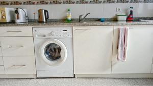 加亚新城Pôr do Sol的厨房配有洗衣机和水槽