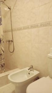 加亚新城Pôr do Sol的浴室配有卫生间、盥洗盆和淋浴。