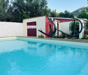 卡尔维卡萨迪弗洛米酒店的房屋前带滑梯的游泳池