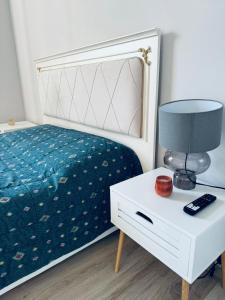 蒂米什瓦拉Serbian House的一间卧室配有一张床和一个带灯的床头柜