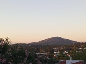 皮里亚波利斯Hermosa cabaña con excelente vista panorámica的享有远处的山景