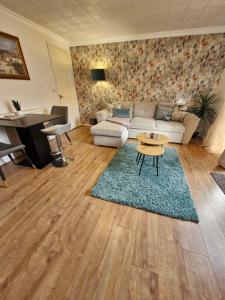 利兹Lovely 2-Bed House in the heart of Woodhouse Leeds的客厅配有沙发和桌子