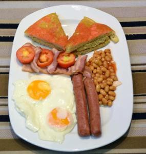 阿布贾HP Pavilion的包括鸡蛋香肠豆和烤面包的早餐食品