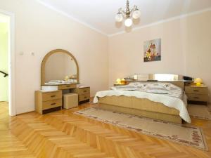 瓦图拉Ferienwohnung für 6 Personen ca 75 qm in Valtura, Istrien Südküste von Istrien的一间卧室配有一张床和镜子