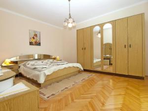 瓦图拉Ferienwohnung für 6 Personen ca 75 qm in Valtura, Istrien Südküste von Istrien的一间卧室配有一张床和一面大镜子