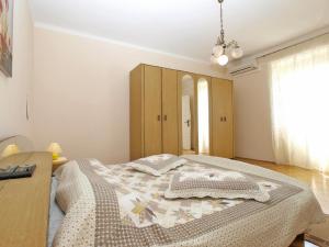 瓦图拉Ferienwohnung für 6 Personen ca 75 qm in Valtura, Istrien Südküste von Istrien的一间卧室配有一张床和一张书桌