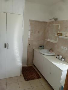德辛apartman.lara的白色的浴室设有水槽和镜子