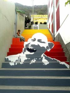 Mão para TrásCasa Mrichica的一座建筑楼梯上的男人壁画