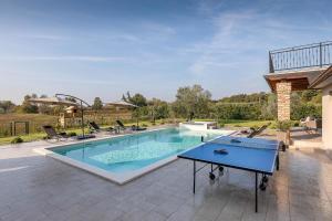罗波里卡Ferienhaus mit Privatpool für 7 Personen ca 200 qm in Loborika, Istrien Südküste von Istrien的庭院中带乒乓球桌的游泳池