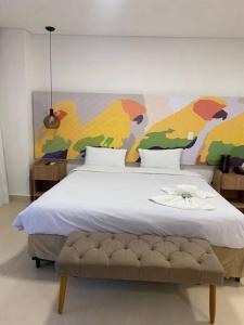 Represa CapivariApartamento completo em Resort的一间卧室配有一张壁画床