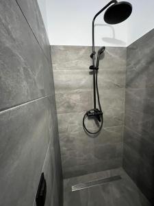 海乌姆扎Nad Lewiatanem的浴室内配有淋浴和头顶淋浴
