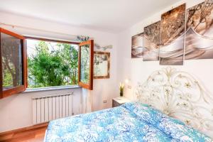 马萨鲁布朗斯阳光度假屋的一间卧室设有一张床和一个窗口