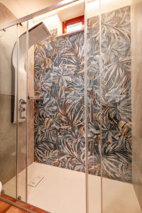 马萨鲁布朗斯阳光度假屋的一个带花卉图案的墙壁的淋浴间