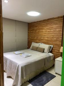马塞约Pajuçara Front Beach的一间卧室配有一张木墙床