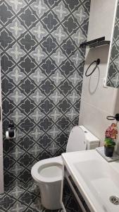 第比利斯Mari的浴室配有白色卫生间和盥洗盆。
