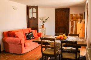 姆拉哥沃Domy pod 12-stką的客厅配有橙色沙发和桌子