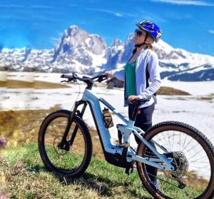 奥蒂塞伊App. Cesa Vedla的站在山里自行车旁的女人