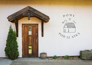 姆拉哥沃Domy pod 12-stką的墙上有门和标志的房子