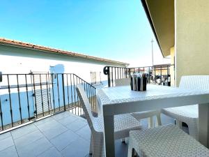 格罗塞托港Casa Porto San Rocco的海景阳台上的桌椅