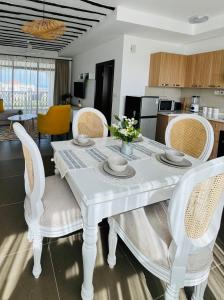 KikambalaChalbi residence-beach apartment at sultan palace的白色餐桌和白色椅子
