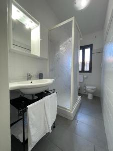 格罗塞托港Casa Porto San Rocco的白色的浴室设有水槽和卫生间。