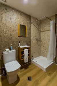 孔迪镇714 Mugnano House Aveleda的浴室配有卫生间、淋浴和盥洗盆。
