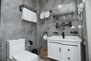 安集延"Bo'gishamol Gavhari" ООО的浴室配有白色水槽和卫生间。