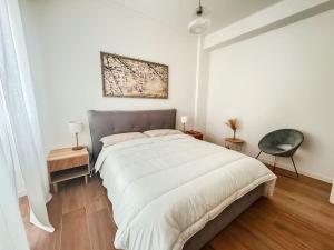 罗马ophelia apartment的白色卧室配有一张大床和椅子