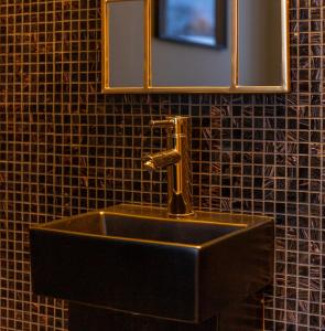胡迪克斯瓦尔White Brig Guesthouse的浴室水槽设有水龙头和镜子
