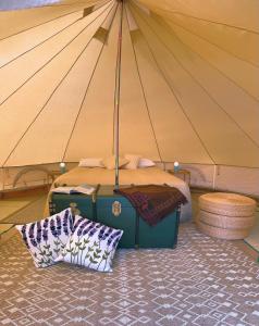 ElmasLavender Glamping的带帐篷、床和枕头的客房