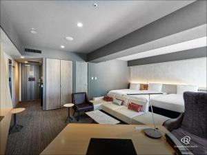 东京Daiwa Roynet Hotel Nishi-Shinjuku PREMIER的配有一张床和一张书桌的酒店客房