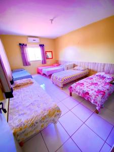 蒂安瓜Pousada Tianguá - Top Demais的一间客房内设有四张床的房间