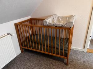 希茨海尔斯The Annex @ Bloksgaard的一张位于房间角落的婴儿床