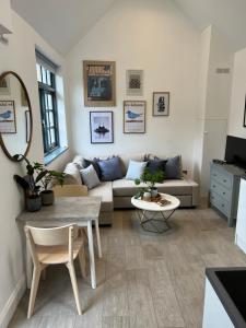 伦敦Forge Cottage - Pretty 1 Bedroom Cottage with Free Off Street Parking的客厅配有沙发和桌子